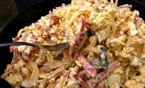 Новогодний &laquo;Горчичник&raquo; &mdash; быстрый, сытный и невероятно вкусный салат, который готовится буквально за 10 минут!
