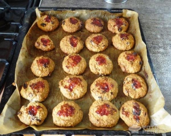 Рецепт: Овсяное печенье с орехами, изюмом и шоколадом - Очень вкусно и сытно.