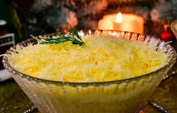 Всего 3 ингредиента! &laquo;Париж в снегу&raquo; &mdash; самый быстрый салат под шампанское на старый Новый год