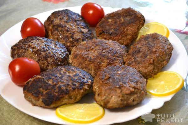 Рецепт: Котлеты "Мужской вариант" из говяже-свиного фарша - С луком и специями