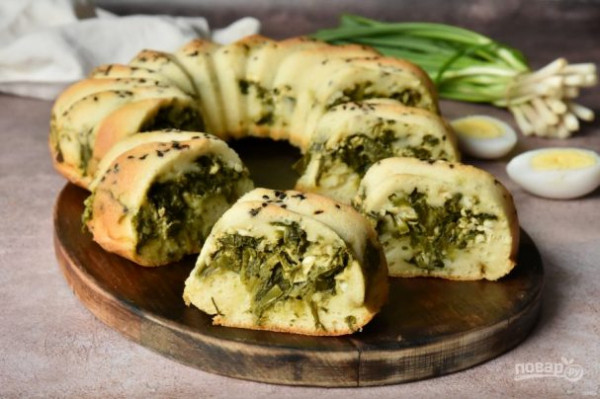 Заливной пирог с черемшой и яйцом