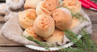 Закусочные булочки с чесночным маслом Закусочные булочки с чесночным маслом