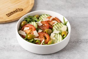 Салат с сыром и оливками